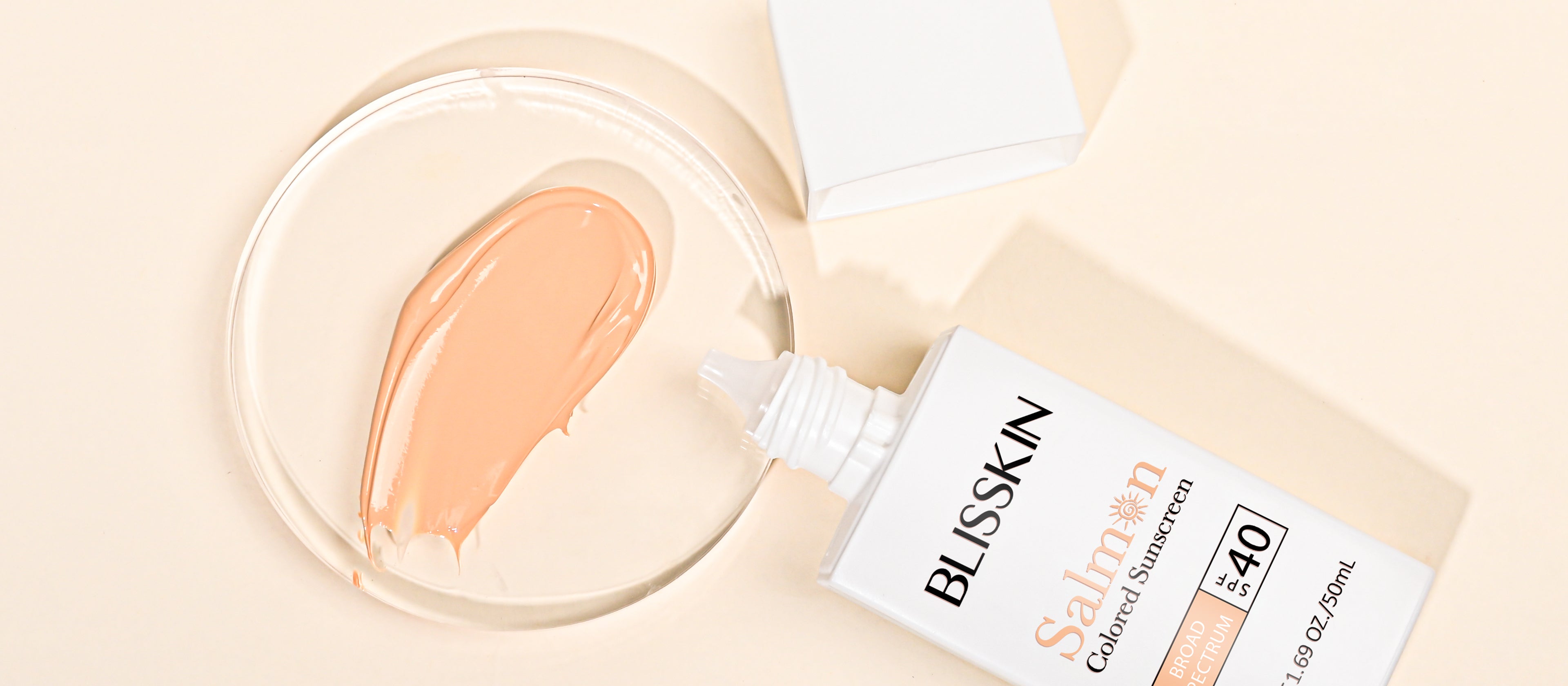 <p>SPF 40+ </p><p>provides broad-spectrum UVA/UVB protection</p>